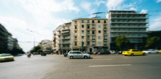 Κυκλοφορία αυτοκινήτων σε αστικό δρόμο στην Αθήνα
