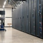 Διάδρομος με σειρές διακομιστών σε κέντρο δεδομένων