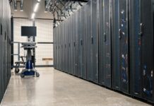 Διάδρομος με σειρές διακομιστών σε κέντρο δεδομένων