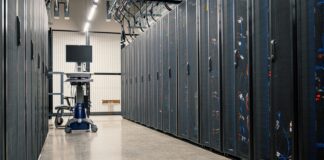 Διάδρομος με σειρές διακομιστών σε κέντρο δεδομένων