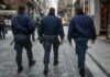 Δημοτικοί αστυνομικοί με στολή και αστυνομική ράβδο σε περιπολία σε ελληνικό πεζόδρομο