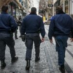 Δημοτικοί αστυνομικοί με στολή και αστυνομική ράβδο σε περιπολία σε ελληνικό πεζόδρομο