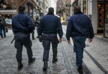 Δημοτικοί αστυνομικοί με στολή και αστυνομική ράβδο σε περιπολία σε ελληνικό πεζόδρομο