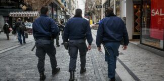 Δημοτικοί αστυνομικοί με στολή και αστυνομική ράβδο σε περιπολία σε ελληνικό πεζόδρομο