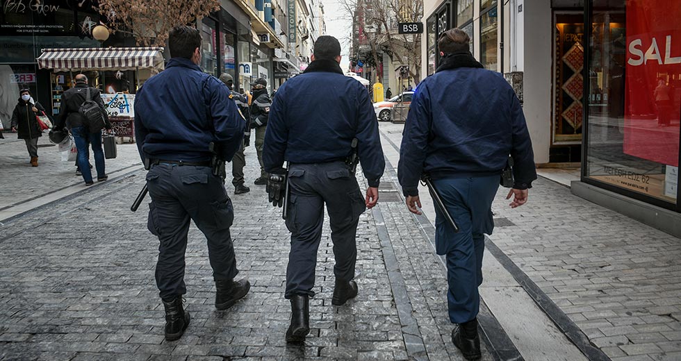 Δημοτικοί αστυνομικοί με στολή και ειδικό εξοπλισμό σε περιπολία