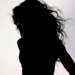 Ενδοοικογενειακή βία: 100 καταγγελίες την ημέρα στην Αττική – Τι σχεδιάζεται με το «βραχιολάκι» Σιλουέτα γυναίκας – συμβολική φωτογραφία