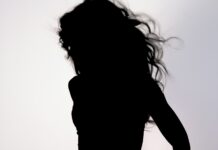 Ενδοοικογενειακή βία: 100 καταγγελίες την ημέρα στην Αττική – Τι σχεδιάζεται με το «βραχιολάκι» Σιλουέτα γυναίκας – συμβολική φωτογραφία