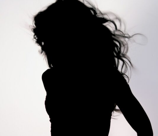 Σιλουέτα γυναίκας – συμβολική φωτογραφία