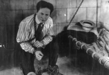 100 χρόνια από την τελευταία παράσταση του Χουντίνι – Τι συνέβη πριν από τον θάνατό του Ο Χάρι Χουντίνι δεμένος με αλυσίδες σε ιστορική φωτογραφία