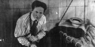 Ο Χάρι Χουντίνι δεμένος με αλυσίδες σε ιστορική φωτογραφία
