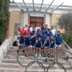 Νεαροί ποδοσφαιριστές της Ακαδημίας Γιουβέντους και συνοδοί στα σκαλιά του Μουσείου Μαραθωνίου Δρόμου στον Μαραθώνα