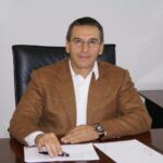 Κωνσταντίνος Αντάρας: Ποιος είναι ο ιδρυτής της Pizza Fan που συνελήφθη στην υπόθεση ΦΠΑ 25 εκατ. ευρώ Ο Κωνσταντίνος Αντάρας, ιδρυτής της Pizza Fan, καθισμένος σε γραφείο