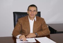 Ο Κωνσταντίνος Αντάρας, ιδρυτής της Pizza Fan, καθισμένος σε γραφείο
