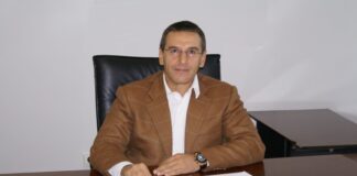 Ο Κωνσταντίνος Αντάρας, ιδρυτής της Pizza Fan, καθισμένος σε γραφείο