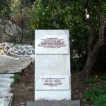 Ο εύζωνας που λέγεται ότι έπεσε από την Ακρόπολη με τη σημαία: Τι γνωρίζουμε πραγματικά Μνημείο αφιερωμένο στον Κωνσταντίνο Κουκίδη