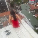 Η 26χρονη Αϊσουλού Μπεκμαχάνοβα καθισμένη στην άκρη στέγης στην Κωνσταντινούπολη, σε φωτογραφία πριν από τη μοιραία πτώση