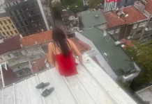 Η 26χρονη Αϊσουλού Μπεκμαχάνοβα καθισμένη στην άκρη στέγης στην Κωνσταντινούπολη, σε φωτογραφία πριν από τη μοιραία πτώση