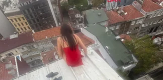 Η 26χρονη Αϊσουλού Μπεκμαχάνοβα καθισμένη στην άκρη στέγης στην Κωνσταντινούπολη, σε φωτογραφία πριν από τη μοιραία πτώση