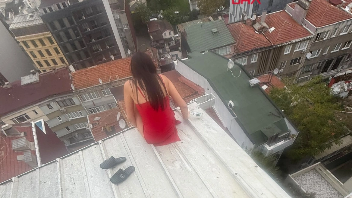 Η 26χρονη Αϊσουλού Μπεκμαχάνοβα καθισμένη στην άκρη στέγης στην Κωνσταντινούπολη, σε φωτογραφία πριν από τη μοιραία πτώση