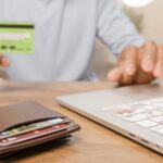 E-banking: Πότε υποχρεώνεται η τράπεζα να επιστρέψει χρήματα από απάτη Χέρια μπροστά σε φορητό υπολογιστή με τραπεζική κάρτα