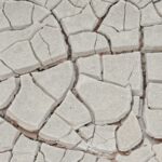 Οι «καταιγίδες ζέστης» που απλώνονται σε ηπείρους και κρατούν μήνες Ξερό ραγισμένο έδαφος σε περίοδο ξηρασίας