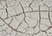 Ξερό ραγισμένο έδαφος σε περίοδο ξηρασίας
