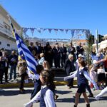 Μαθητές στην παρέλαση της 28ης Οκτωβρίου στη Νέα Μάκρη