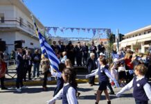 Μαθητές στην παρέλαση της 28ης Οκτωβρίου στη Νέα Μάκρη