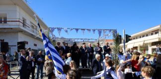 Μαθητές στην παρέλαση της 28ης Οκτωβρίου στη Νέα Μάκρη