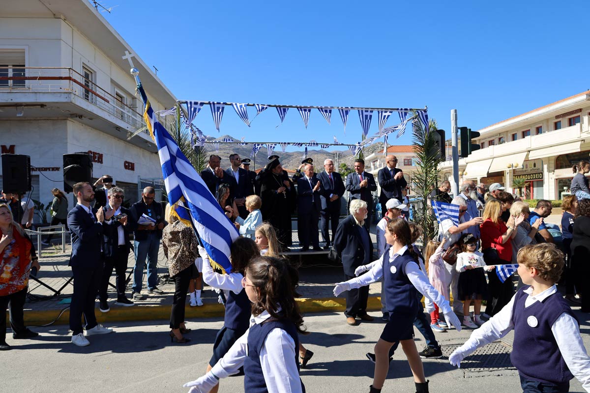 Μαθητές στην παρέλαση της 28ης Οκτωβρίου στη Νέα Μάκρη