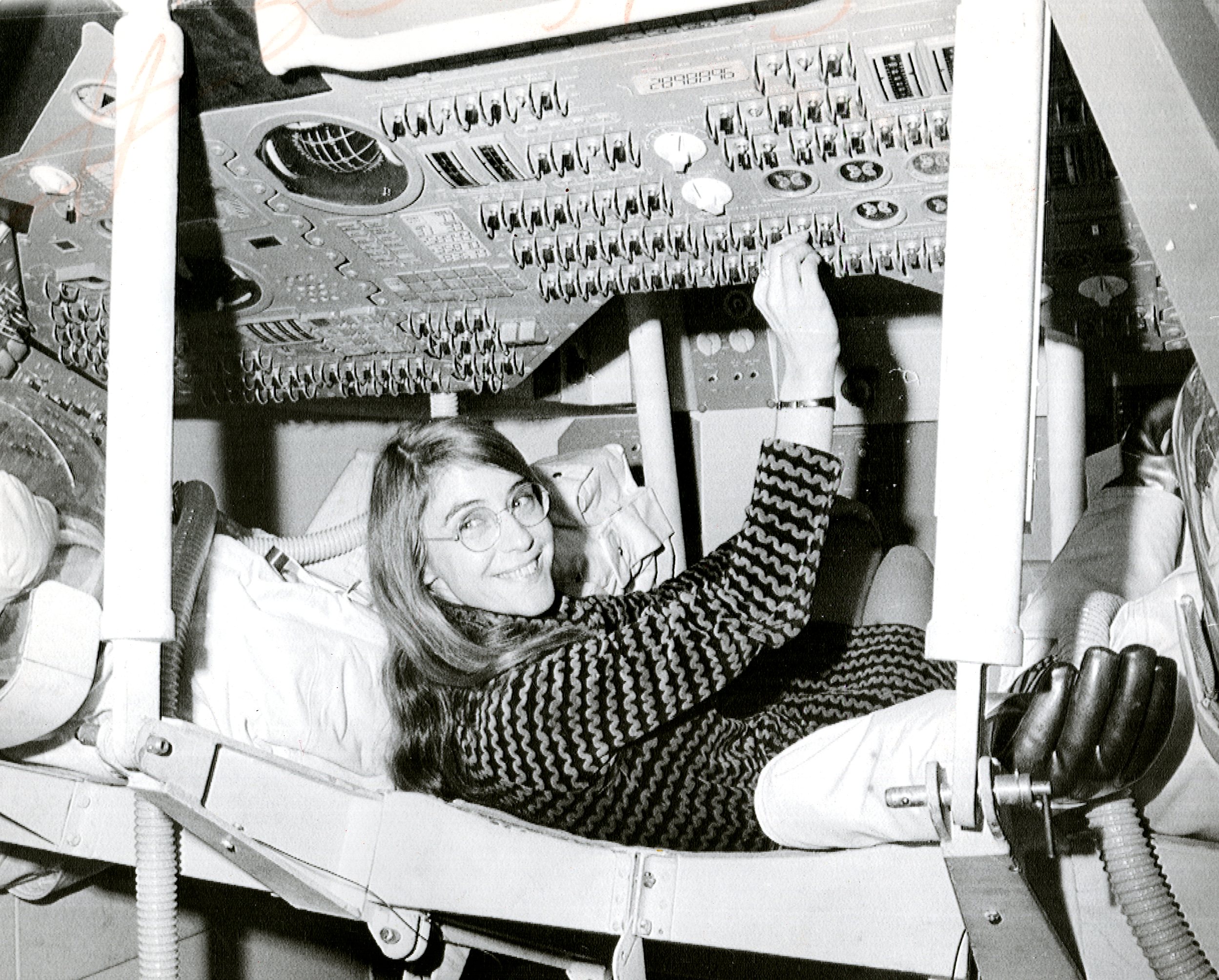 Η Μάργκαρετ Χάμιλτον σε ομοίωμα του Apollo