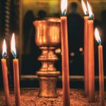 Εσωτερικό ορθόδοξου ναού με κεριά και εικόνες – φωτογραφία αρχείου
