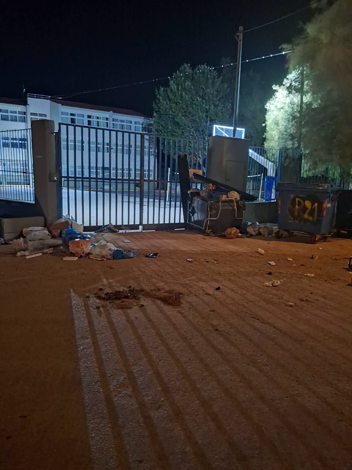 Φωτογραφία 4 από τις φθορές και τα εμπόδια έξω από το σχολείο στη Νέα Μάκρη