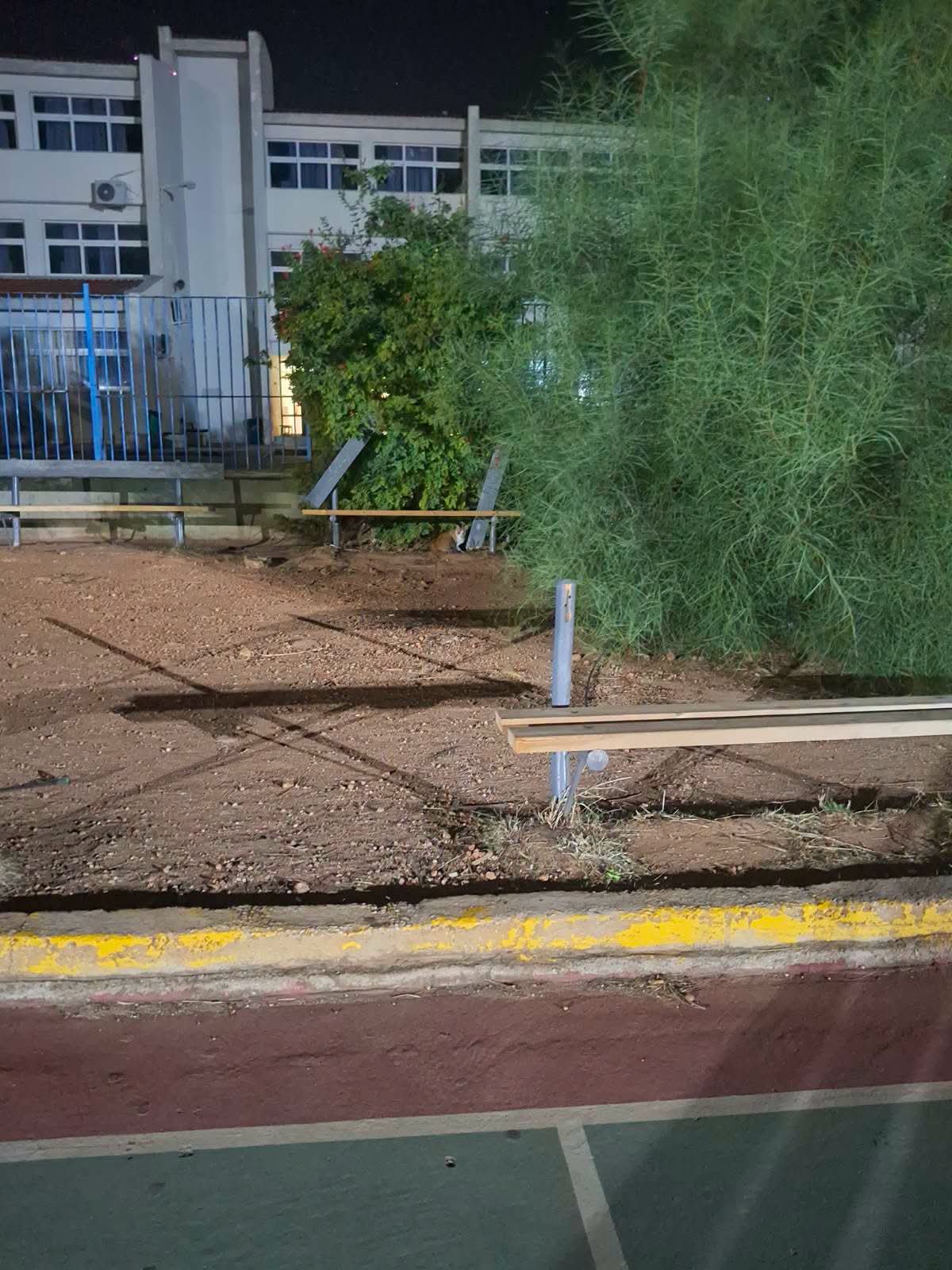 Φωτογραφία 2 από τις φθορές και τα εμπόδια έξω από το σχολείο στη Νέα Μάκρη