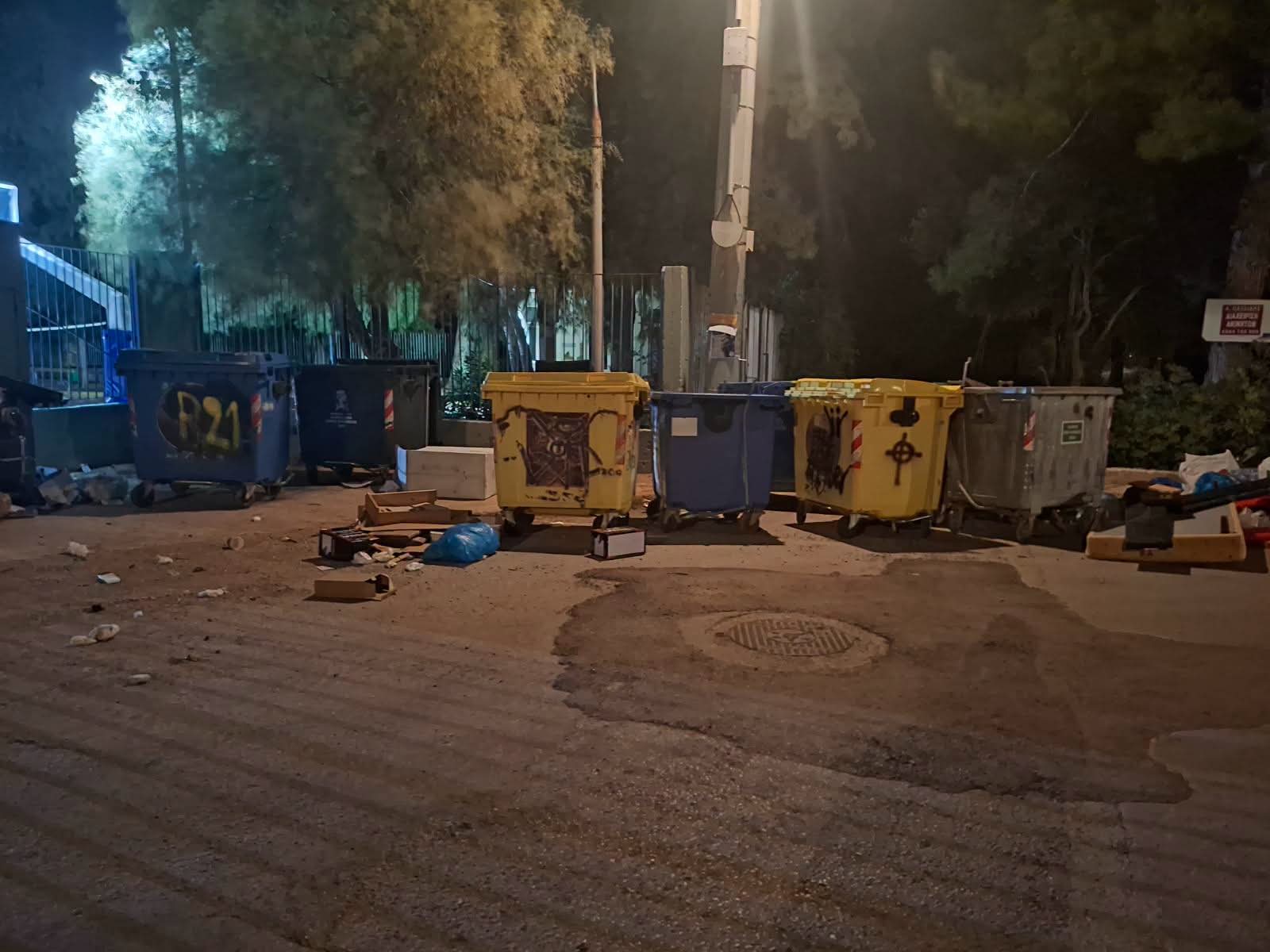 Κάδοι και αντικείμενα μπροστά στην πύλη του 1ου Γυμνασίου Νέας Μάκρης