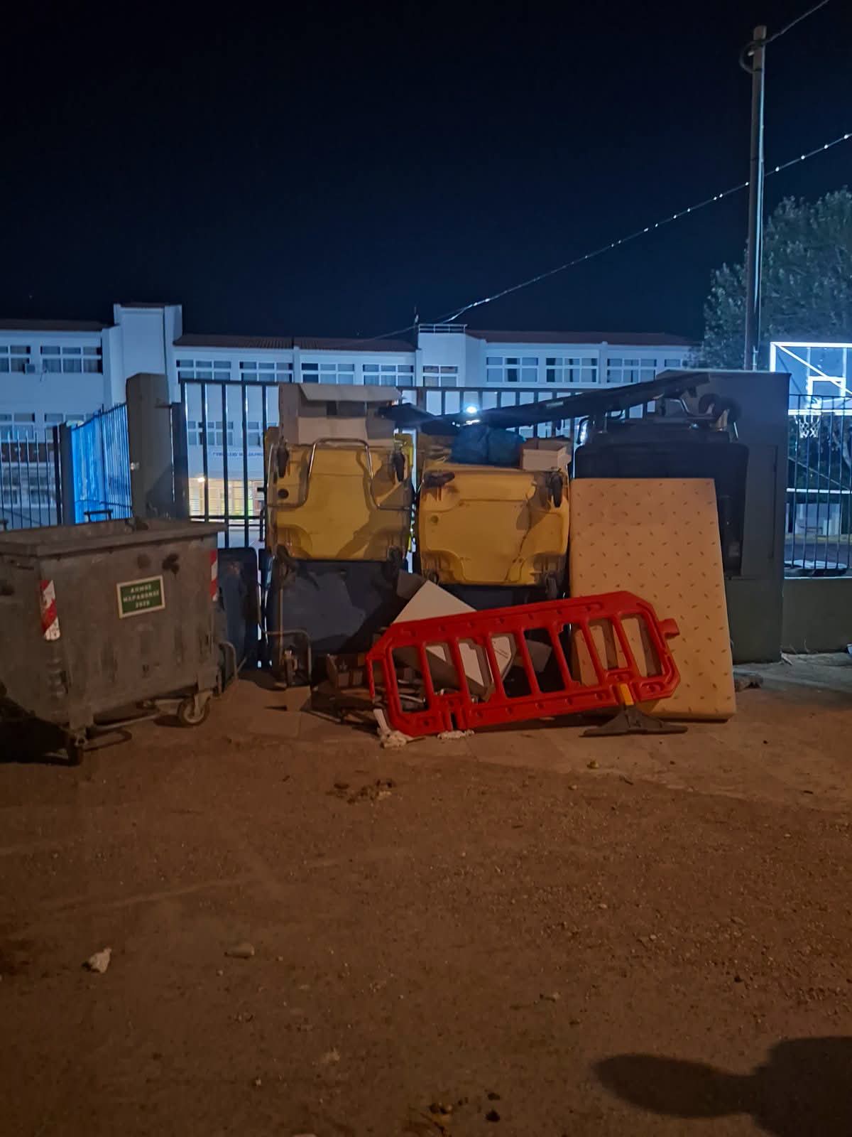 Φωτογραφία 5 από τις φθορές και τα εμπόδια έξω από το σχολείο στη Νέα Μάκρη