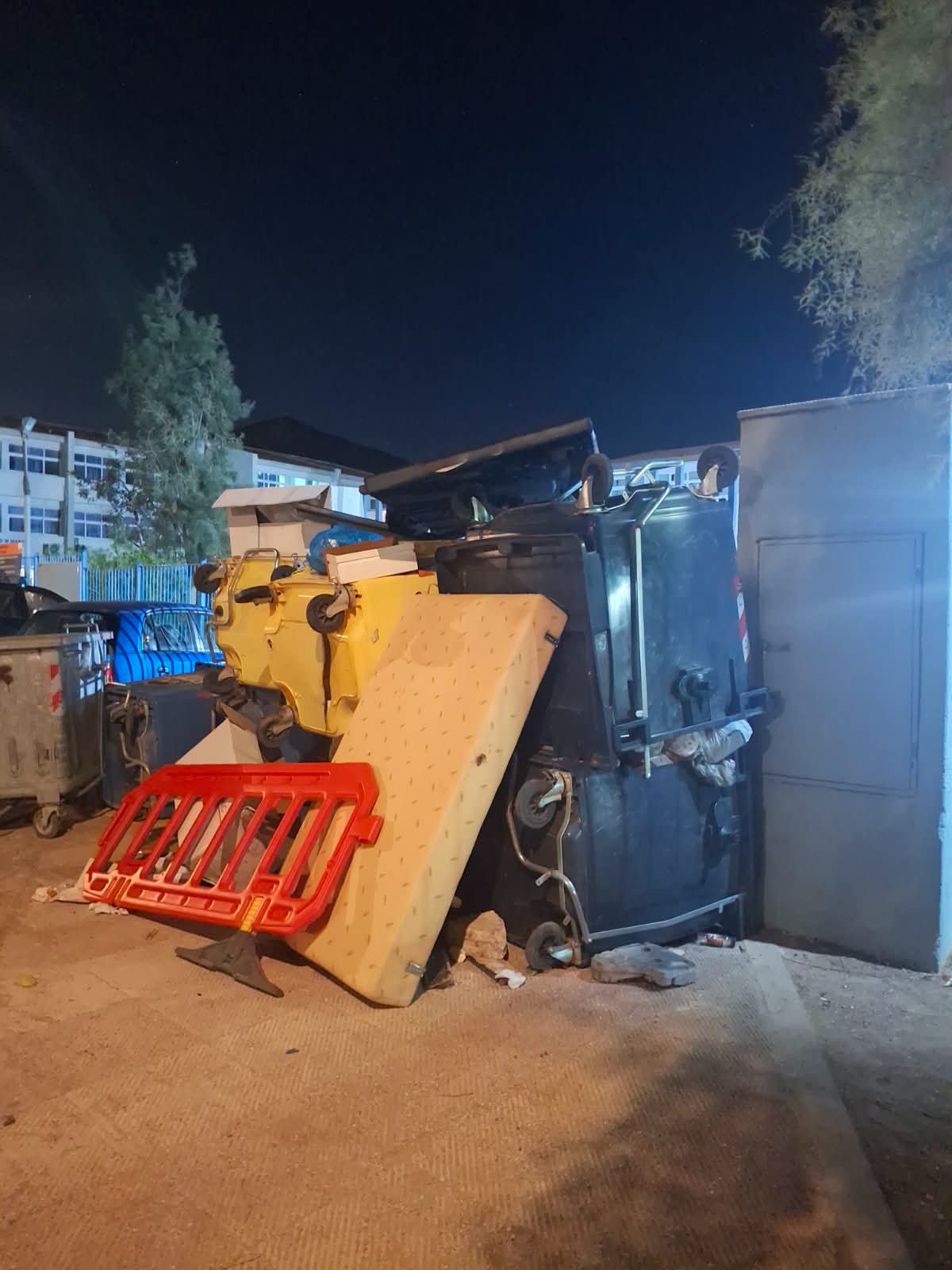 Φωτογραφία 6 από τις φθορές και τα εμπόδια έξω από το σχολείο στη Νέα Μάκρη