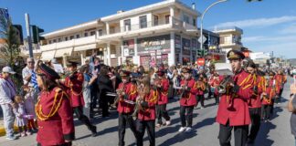 Φιλαρμονική κατά τη διάρκεια παρέλασης στον Δήμο Μαραθώνος