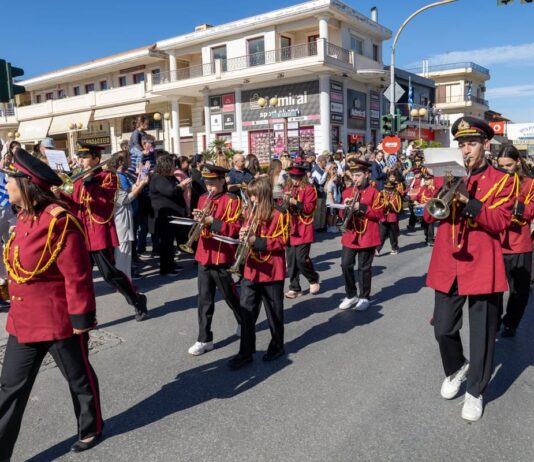 Φιλαρμονική κατά τη διάρκεια παρέλασης στον Δήμο Μαραθώνος
