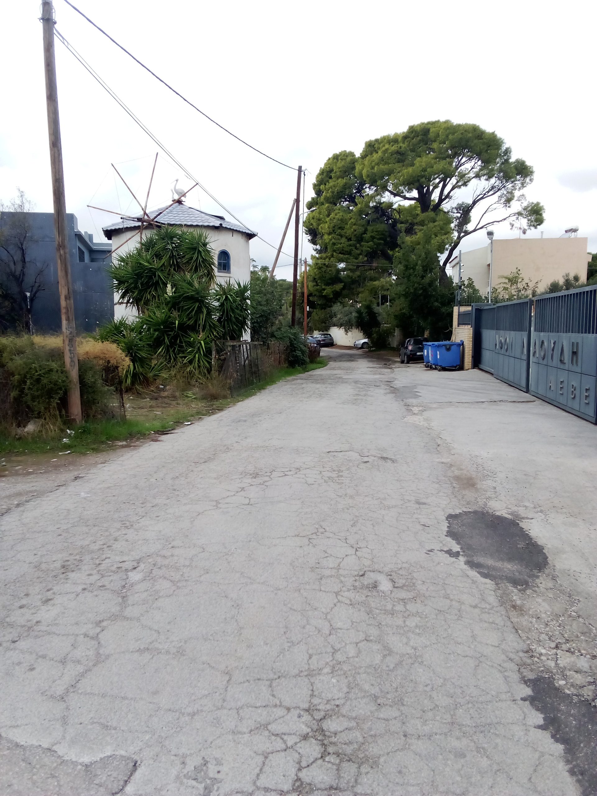 Το παλιό τμήμα της λεωφόρου Μαραθώνος στο Πικέρμι όπου εκτελέστηκαν 54 Έλληνες τον Ιούλιο του 1944