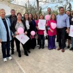 Συμμετέχοντες στη δράση Pink the Marathon στον Μαραθώνα με ροζ μπαλόνια και αφίσες για την πρόληψη του καρκίνου του μαστού