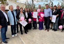 Συμμετέχοντες στη δράση Pink the Marathon στον Μαραθώνα με ροζ μπαλόνια και αφίσες για την πρόληψη του καρκίνου του μαστού