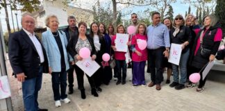 Συμμετέχοντες στη δράση Pink the Marathon στον Μαραθώνα με ροζ μπαλόνια και αφίσες για την πρόληψη του καρκίνου του μαστού