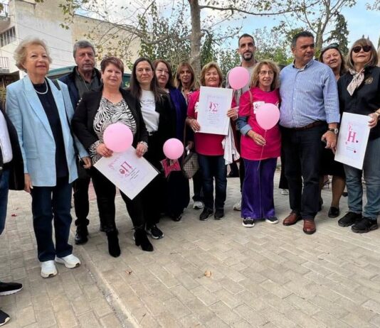 Συμμετέχοντες στη δράση Pink the Marathon στον Μαραθώνα με ροζ μπαλόνια και αφίσες για την πρόληψη του καρκίνου του μαστού