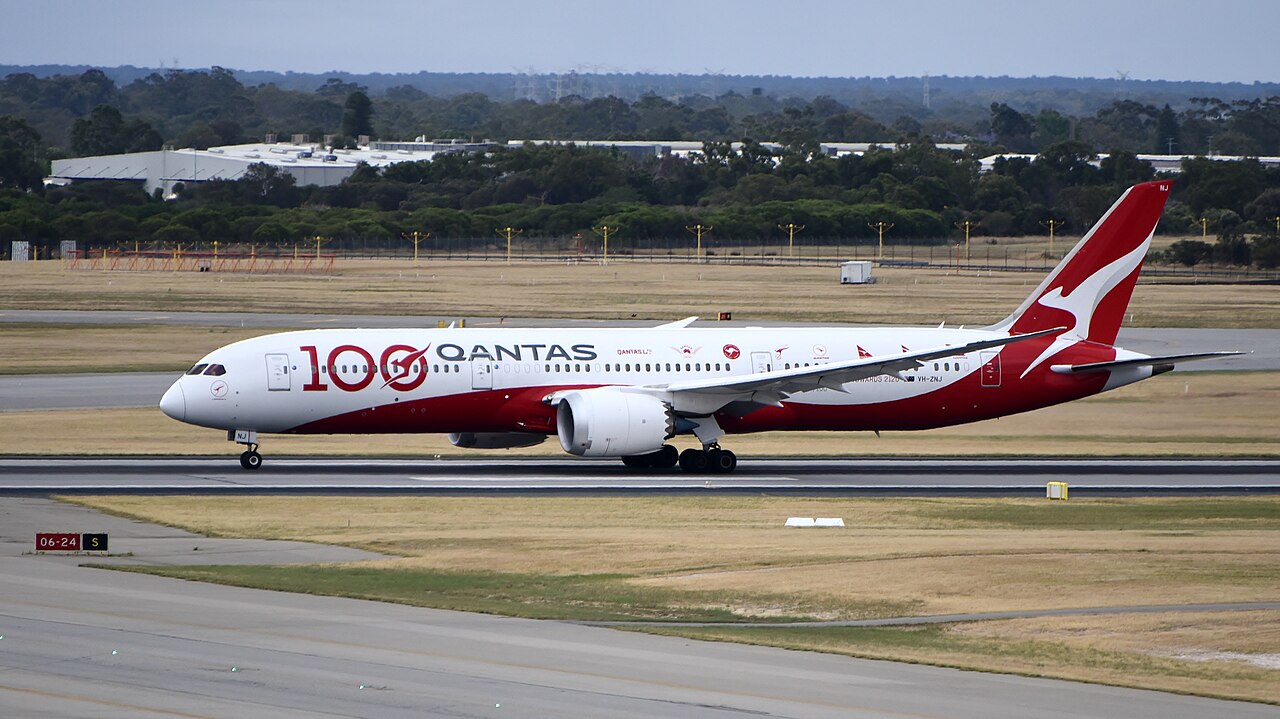 Αεροσκάφος Boeing 787-9 της Qantas στο αεροδρόμιο του Περθ, φωτογραφία αρχείου