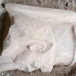 Βρήκε μια παράξενη πέτρα στο χωράφι του – Από κάτω κρυβόταν ένας γίγαντας του Ραμσή Β΄ Αρχαιολογικό εύρημα από την ανασκαφή στην Μπεχμπέιτ ελ-Χάγκαρ της Αιγύπτου, όπου ανακαλύφθηκαν δύο κολοσσιαία αγάλματα του Ραμσή Β΄