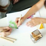 Γονέας και παιδί ζωγραφίζουν μαζί στο τραπέζι, φωτογραφία από ψηλά
