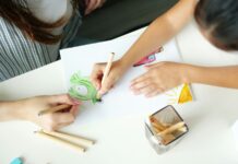 Γονέας και παιδί ζωγραφίζουν μαζί στο τραπέζι, φωτογραφία από ψηλά