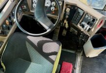 Ήταν 13 ετών όταν η οδηγός λιποθύμησε – Πήρε το τιμόνι και έσωσε δεκάδες μαθητές (Bίντεο) Το τιμόνι και η θέση οδηγού σχολικού λεωφορείου, ενδεικτική φωτογραφία
