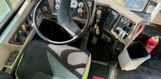 Το τιμόνι και η θέση οδηγού σχολικού λεωφορείου, ενδεικτική φωτογραφία